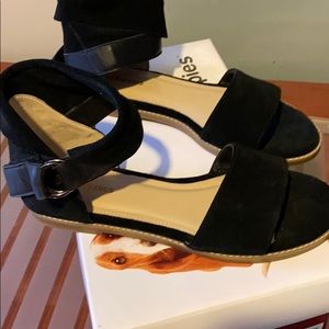 Hush Puppies black suede sandals Size9W NWT